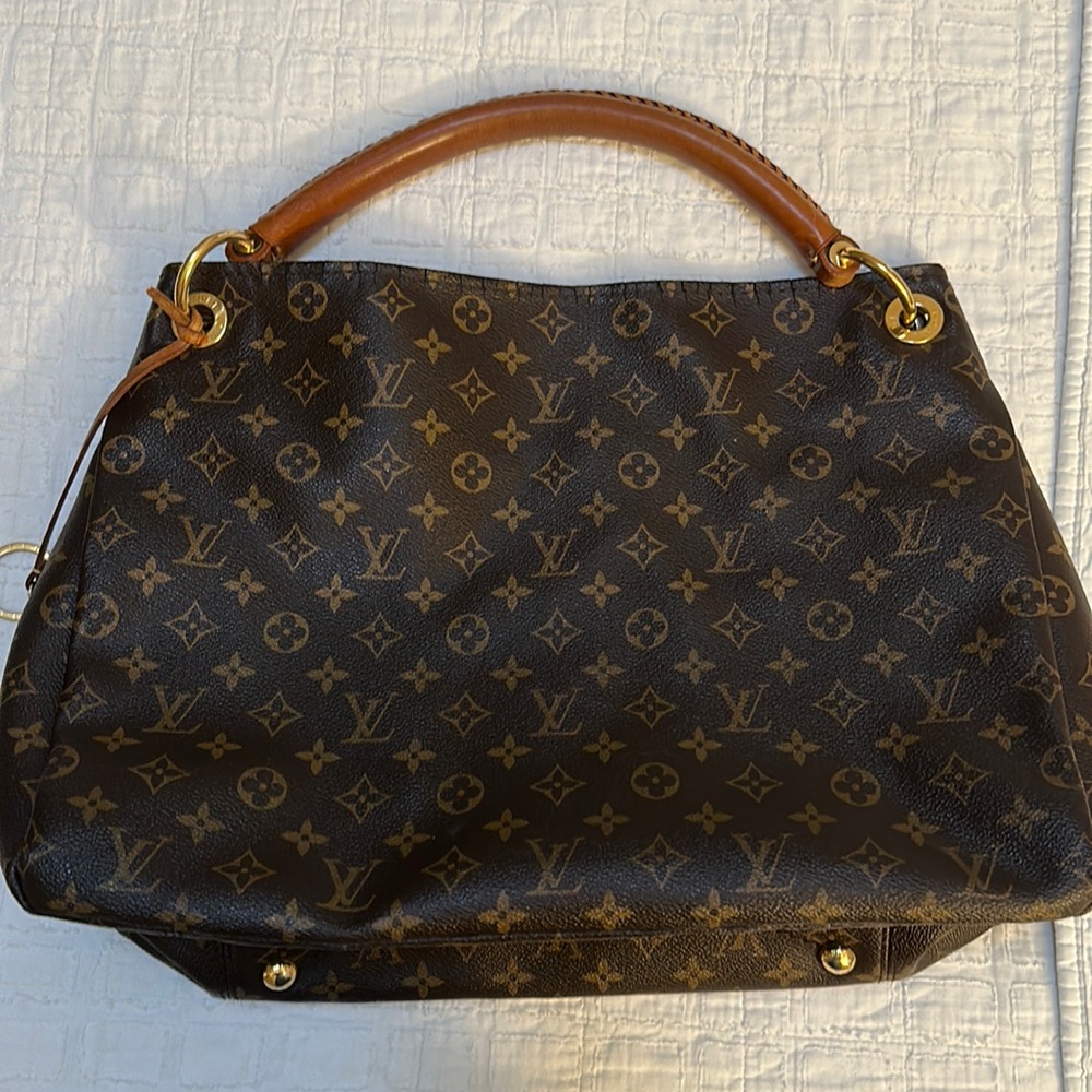 Authentic Louis Vuitton Artsy Handbag